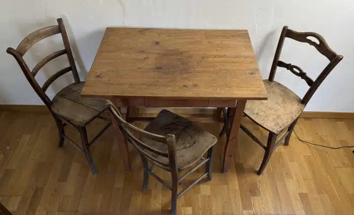Essgruppe Tisch mit Lade 3 Stühle 19.Jh. Tisch L 92x64 cm H. 79 cm – Bild 2