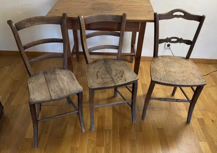 Essgruppe Tisch mit Lade 3 Stühle 19.Jh. Tisch L 92x64 cm H. 79 cm – Bild 3