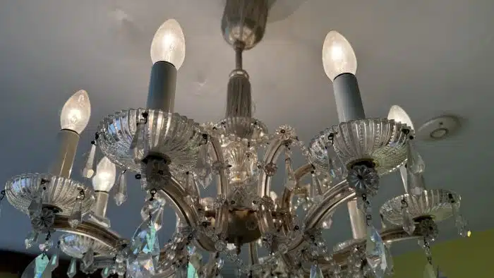 Kristallluster Kronleuchter 20. Jahrhundert 6 Leuchterarme mit 9 Kerzen, 9-flammig elektrisch montiert, Durchmesser 60 cm, Höhe ca. 70 cm - Demontiert – Bild 4