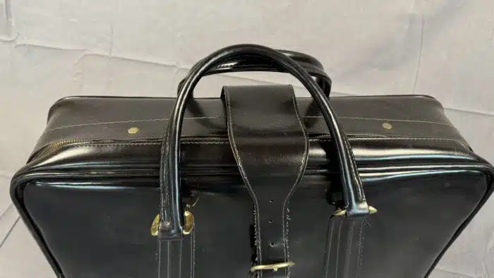 Schwarze Kunstledertasche - Koffer 40 x 58, gold ausgeschlagen, Messingverschluss – Bild 2