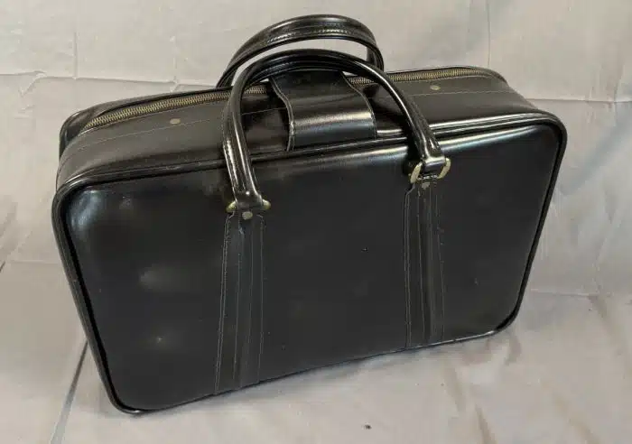 Schwarze Kunstledertasche - Koffer 40 x 58, gold ausgeschlagen, Messingverschluss – Bild 3