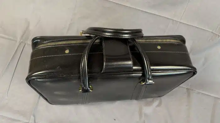 Schwarze Kunstledertasche - Koffer 40 x 58, gold ausgeschlagen, Messingverschluss – Bild 4