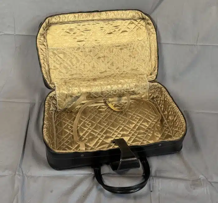 Schwarze Kunstledertasche - Koffer 40 x 58, gold ausgeschlagen, Messingverschluss – Bild 5