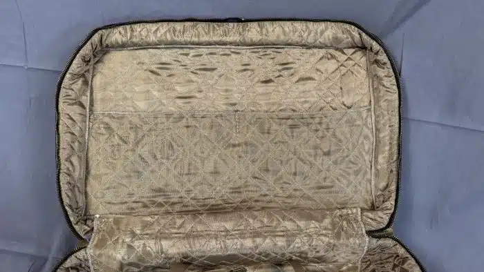 Schwarze Kunstledertasche - Koffer 40 x 58, gold ausgeschlagen, Messingverschluss – Bild 6