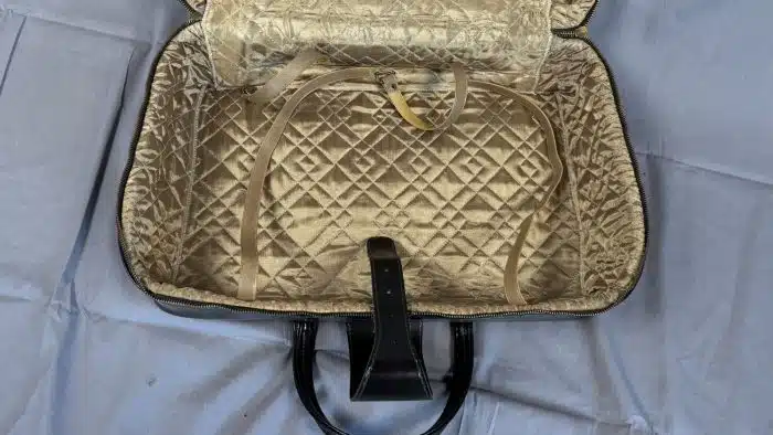 Schwarze Kunstledertasche - Koffer 40 x 58, gold ausgeschlagen, Messingverschluss – Bild 7