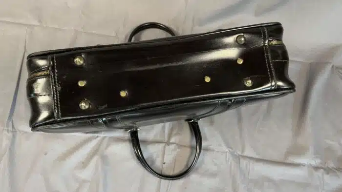 Schwarze Kunstledertasche - Koffer 40 x 58, gold ausgeschlagen, Messingverschluss – Bild 8