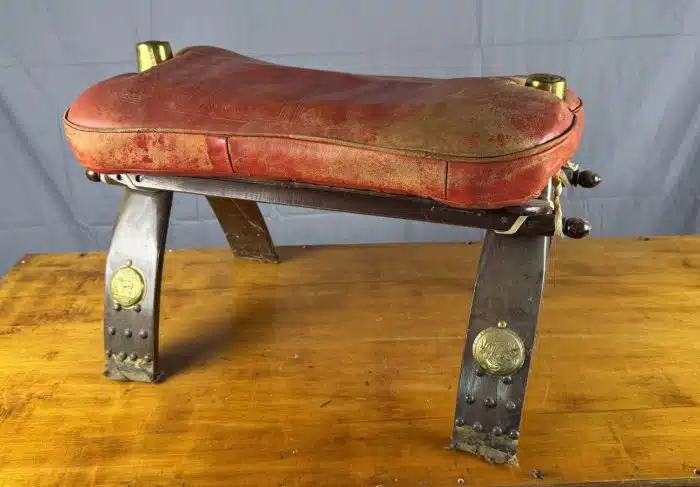Vintage Handgefertigter Kamelsattel - Hocker