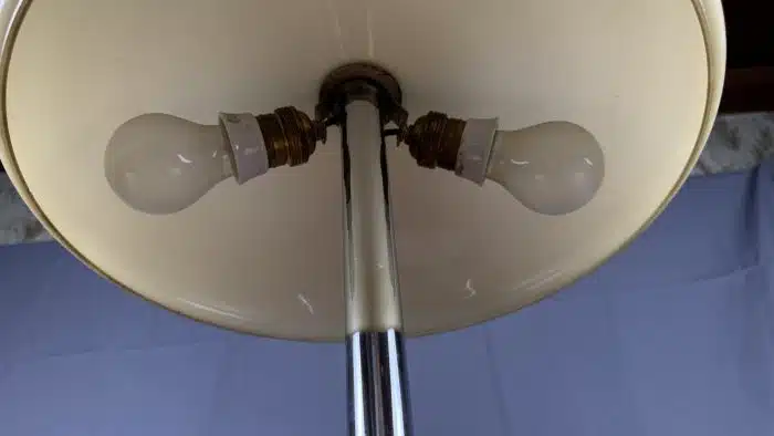 Design Bauhaus Pilzleuchte Tischlampe aus den 1950ern zweiflammig, Funktion gegeben. H 45cm Dm. 41 cm – Bild 6