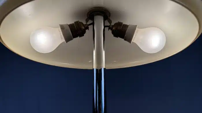 Design Bauhaus Pilzleuchte Tischlampe aus den 1950ern zweiflammig, Funktion gegeben. H 45cm Dm. 41 cm – Bild 10