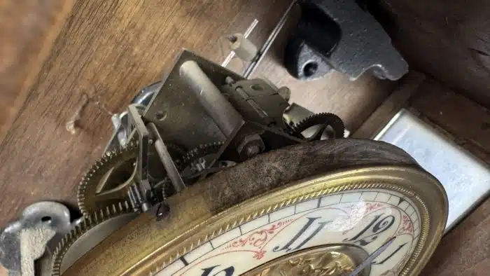 Wanduhr - Pendeluhr um 1920/30, Höhe 60 cm. Metallzifferblatt, Holzgehäuse,verglaste Tür, 1 Pendel, 1 Schlüssel, siehe Video – Bild 4