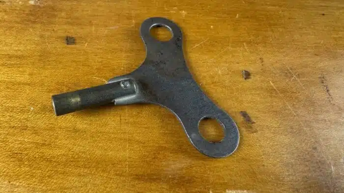 Wanduhr - Pendeluhr um 1920/30, Höhe 60 cm. Metallzifferblatt, Holzgehäuse,verglaste Tür, 1 Pendel, 1 Schlüssel, siehe Video – Bild 5