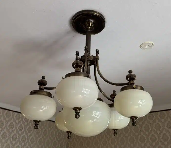 Extravaganter Deckenluster Wiener Nostalgie, 5-flammig, Messing Funktion gegeben. Höhe 70 cm  Dm.70 cm. siehe Video !! Demontiert