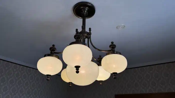 Extravaganter Deckenluster Wiener Nostalgie, 5-flammig, Messing Funktion gegeben. Höhe 70 cm  Dm.70 cm. siehe Video !! Demontiert – Bild 7
