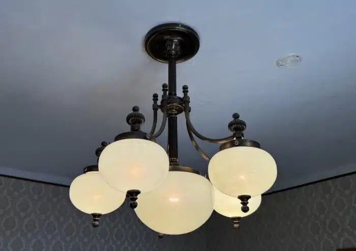 Extravaganter Deckenluster Wiener Nostalgie, 5-flammig, Messing Funktion gegeben. Höhe 70 cm  Dm.70 cm. siehe Video !! Demontiert – Bild 8