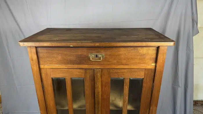 Kleines Vitrinenkästchen um 1910 Fichtenholz, 2 verglaste Türen, 1 Lade, 131 x 89 x 48 cm, 1 Schlüssel, Furniermängel – Bild 2