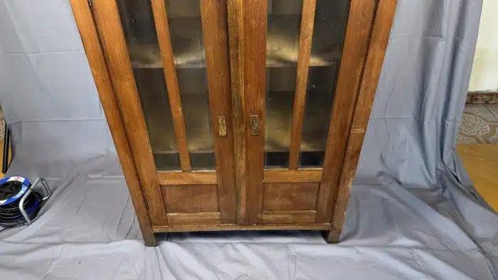 Kleines Vitrinenkästchen um 1910 Fichtenholz, 2 verglaste Türen, 1 Lade, 131 x 89 x 48 cm, 1 Schlüssel, Furniermängel – Bild 3