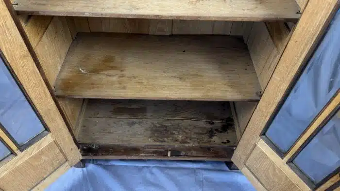 Kleines Vitrinenkästchen um 1910 Fichtenholz, 2 verglaste Türen, 1 Lade, 131 x 89 x 48 cm, 1 Schlüssel, Furniermängel – Bild 7