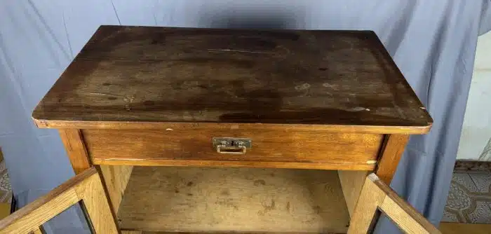 Kleines Vitrinenkästchen um 1910 Fichtenholz, 2 verglaste Türen, 1 Lade, 131 x 89 x 48 cm, 1 Schlüssel, Furniermängel – Bild 8