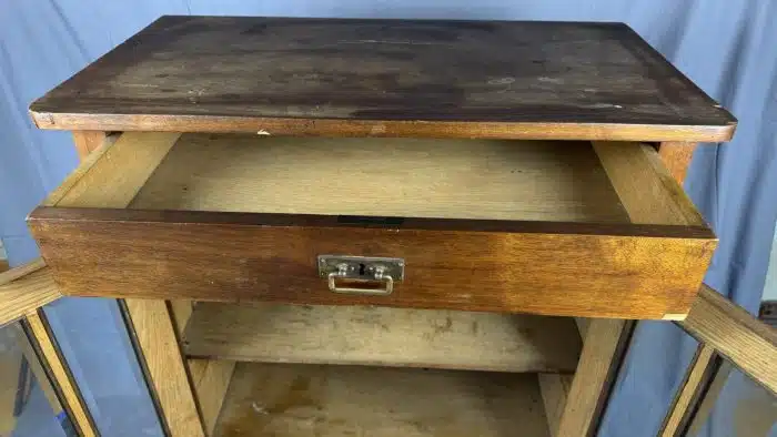 Kleines Vitrinenkästchen um 1910 Fichtenholz, 2 verglaste Türen, 1 Lade, 131 x 89 x 48 cm, 1 Schlüssel, Furniermängel – Bild 9