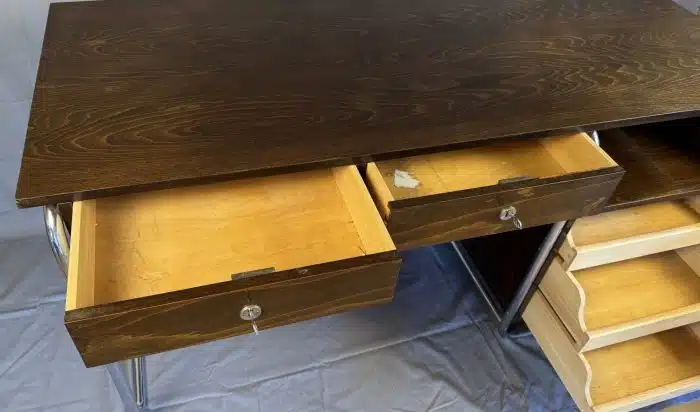 Seltener Schreibtisch - Vintage - Bauhaus ca.1960er Jahre, mit Sessel - Konstruktion aus verchromtem Stahlrohr, Höhe 78 cm, Breite 66 cm, Länge 160 cm. – Bild 5