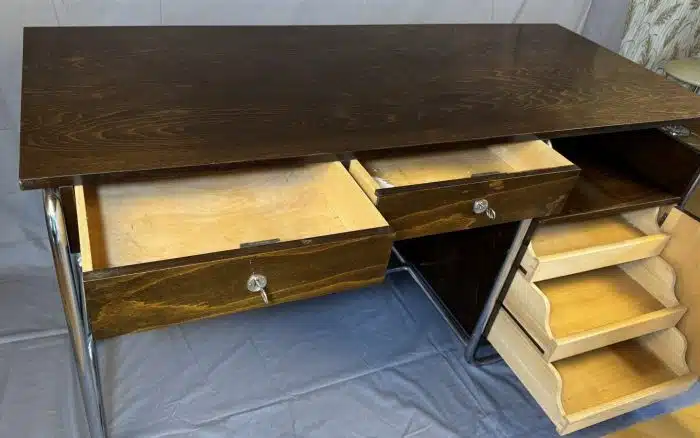 Seltener Schreibtisch - Vintage - Bauhaus ca.1960er Jahre, mit Sessel - Konstruktion aus verchromtem Stahlrohr, Höhe 78 cm, Breite 66 cm, Länge 160 cm. – Bild 7