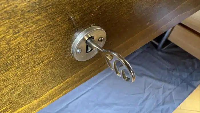 Seltener Schreibtisch - Vintage - Bauhaus ca.1960er Jahre, mit Sessel - Konstruktion aus verchromtem Stahlrohr, Höhe 78 cm, Breite 66 cm, Länge 160 cm. – Bild 9