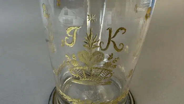 Switbert Lobisser - Aus persönlichem Besitz - Walzenkrug, J-K  Anf. 19. Jh., farbloses Glas, Boden mit Abriss, Vergoldung, Zinndeckel, H 22 cm – Bild 2