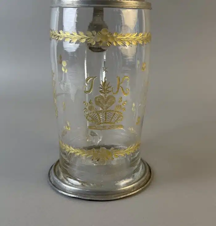 Switbert Lobisser - Aus persönlichem Besitz - Walzenkrug, J-K  Anf. 19. Jh., farbloses Glas, Boden mit Abriss, Vergoldung, Zinndeckel, H 22 cm – Bild 5