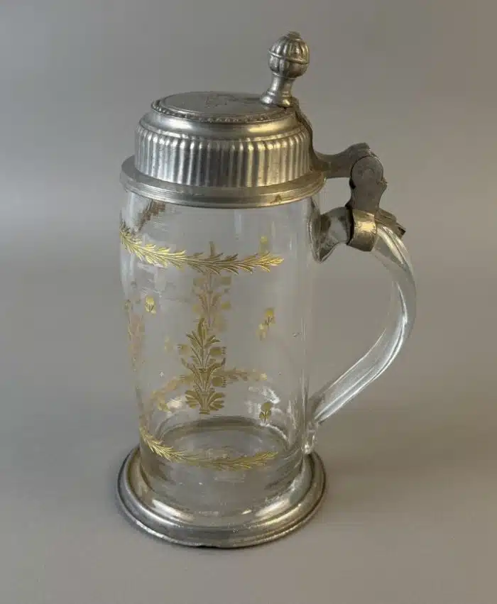Switbert Lobisser - Aus persönlichem Besitz - Walzenkrug, J-K  Anf. 19. Jh., farbloses Glas, Boden mit Abriss, Vergoldung, Zinndeckel, H 22 cm – Bild 7