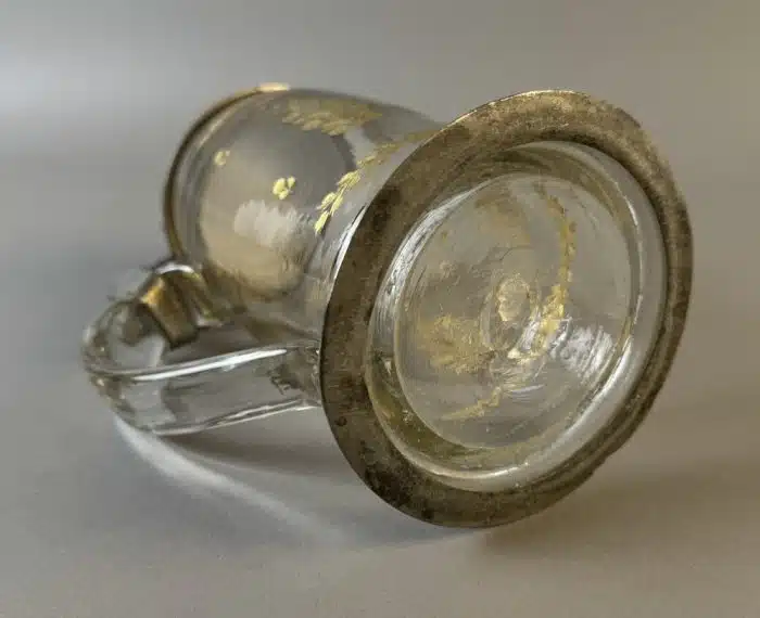 Switbert Lobisser - Aus persönlichem Besitz - Walzenkrug, J-K  Anf. 19. Jh., farbloses Glas, Boden mit Abriss, Vergoldung, Zinndeckel, H 22 cm – Bild 8