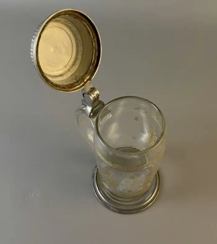 Switbert Lobisser - Aus persönlichem Besitz - Walzenkrug, J-K  Anf. 19. Jh., farbloses Glas, Boden mit Abriss, Vergoldung, Zinndeckel, H 22 cm – Bild 10