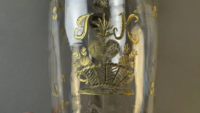 Switbert Lobisser - Aus persönlichem Besitz - Walzenkrug, J-K  Anf. 19. Jh., farbloses Glas, Boden mit Abriss, Vergoldung, Zinndeckel, H 22 cm – Bild 11
