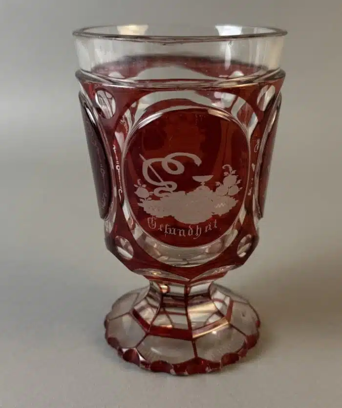 Switbert Lobisser - Aus persönlichem Besitz -  Fußbecher - 2./3. Viertel 19. Jhdt., Medaillons beschriftet "Gesundheit, Glück und Freude" Höhe 14 cm