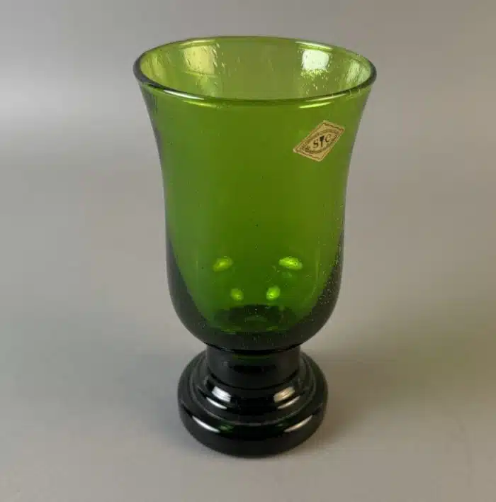 Switbert Lobisser - Aus persönlichem Besitz -  Grüner Trinkpokal Kristallglas H.15 cm