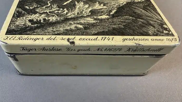 Switbert Lobisser - Aus persönlichem Besitz -  Metallkassette, Jäger Auslese mit Knöpfen  11x14 cm – Bild 3