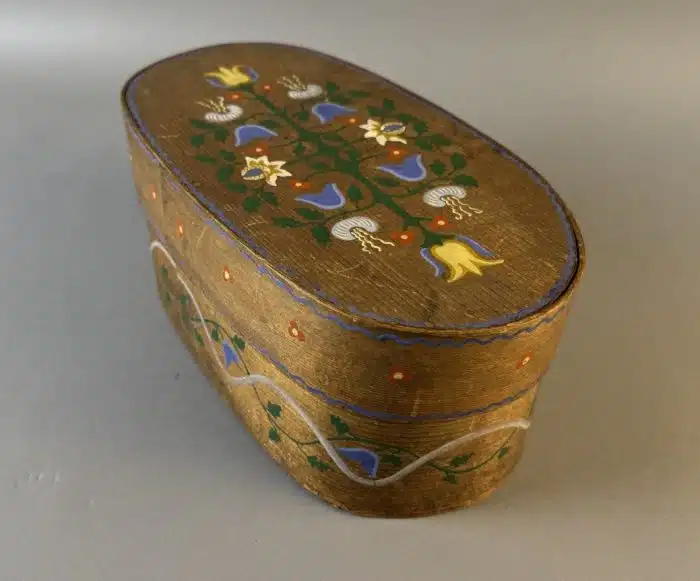 Switbert Lobisser - Aus persönlichem Besitz -  Spanschachtel Ende 19. Jh., ovaler Weichholzkorpus Bauernmalerei L 29,5x15 cm  H.12cm