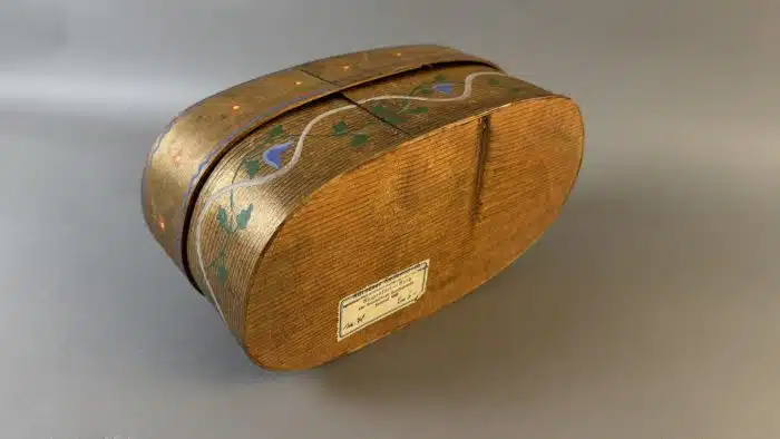 Switbert Lobisser - Aus persönlichem Besitz -  Spanschachtel Ende 19. Jh., ovaler Weichholzkorpus Bauernmalerei L 29,5x15 cm  H.12cm – Bild 4
