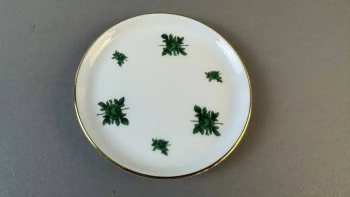 Switbert Lobisser - Aus persönlichem Besitz -  Untersetzer Goldrand sowie grünen kleinen und großen Blumenzweigen, Dm. 10 cm Fürstenberg, Deutschland,