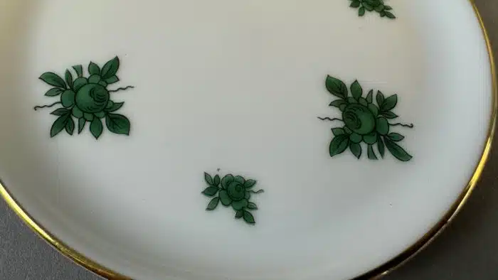 Switbert Lobisser - Aus persönlichem Besitz -  Untersetzer Goldrand sowie grünen kleinen und großen Blumenzweigen, Dm. 10 cm Fürstenberg, Deutschland, – Bild 2