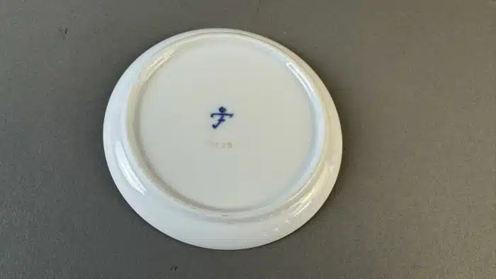 Switbert Lobisser - Aus persönlichem Besitz -  Untersetzer Goldrand sowie grünen kleinen und großen Blumenzweigen, Dm. 10 cm Fürstenberg, Deutschland, – Bild 3
