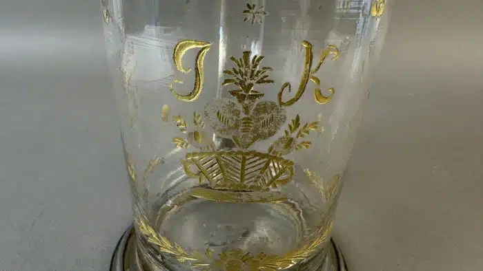 Switbert Lobisser - Aus persönlichem Besitz - Walzenkrug, J-K  Anf. 19. Jh., 1808 - farbloses Glas, Boden mit Abriss, Vergoldung, Zinndeckel, H 22 cm – Bild 2