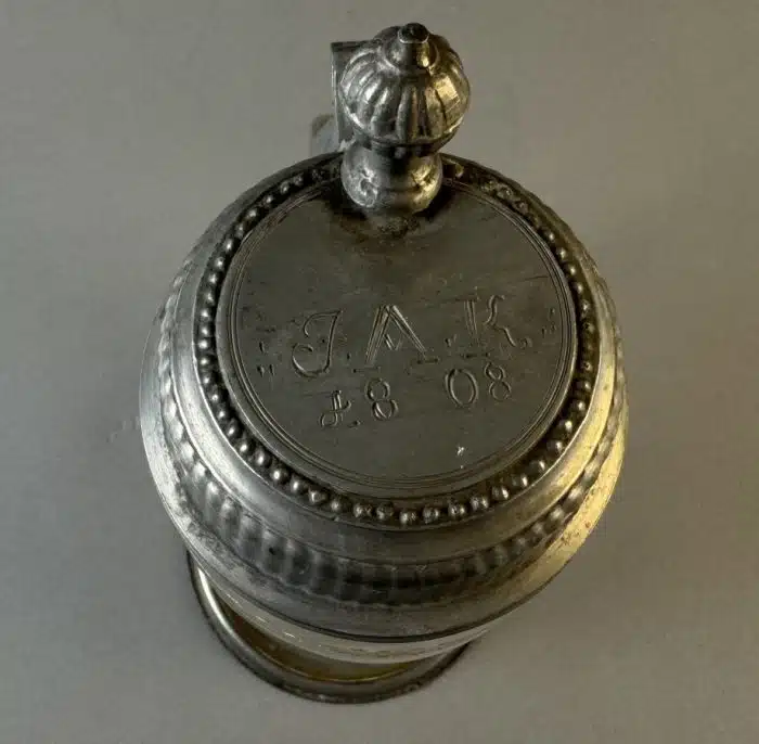 Switbert Lobisser - Aus persönlichem Besitz - Walzenkrug, J-K  Anf. 19. Jh., 1808 - farbloses Glas, Boden mit Abriss, Vergoldung, Zinndeckel, H 22 cm – Bild 3