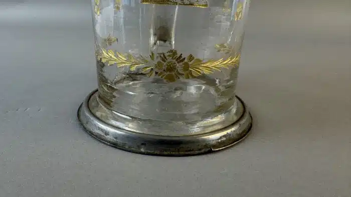 Switbert Lobisser - Aus persönlichem Besitz - Walzenkrug, J-K  Anf. 19. Jh., 1808 - farbloses Glas, Boden mit Abriss, Vergoldung, Zinndeckel, H 22 cm – Bild 5