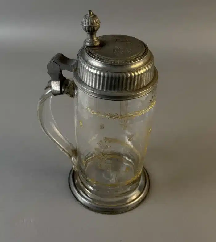 Switbert Lobisser - Aus persönlichem Besitz - Walzenkrug, J-K  Anf. 19. Jh., 1808 - farbloses Glas, Boden mit Abriss, Vergoldung, Zinndeckel, H 22 cm – Bild 6