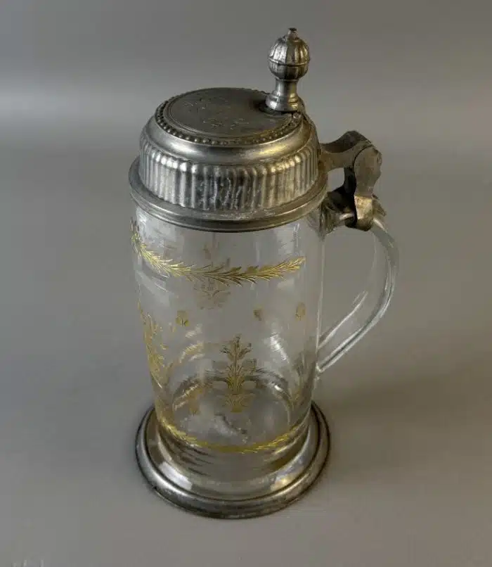 Switbert Lobisser - Aus persönlichem Besitz - Walzenkrug, J-K  Anf. 19. Jh., 1808 - farbloses Glas, Boden mit Abriss, Vergoldung, Zinndeckel, H 22 cm – Bild 7