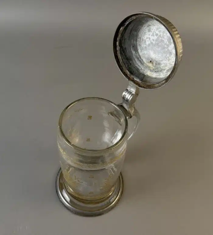 Switbert Lobisser - Aus persönlichem Besitz - Walzenkrug, J-K  Anf. 19. Jh., 1808 - farbloses Glas, Boden mit Abriss, Vergoldung, Zinndeckel, H 22 cm – Bild 8