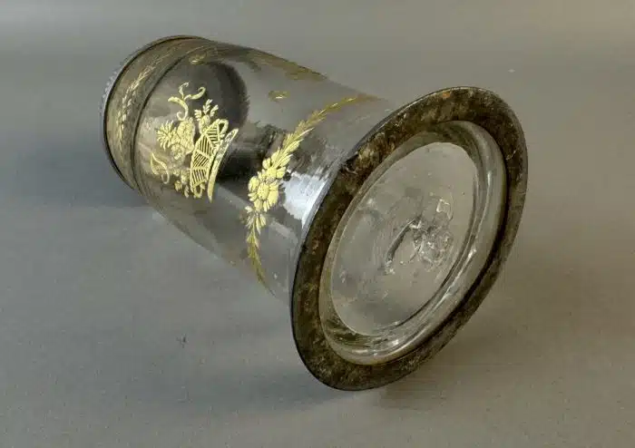 Switbert Lobisser - Aus persönlichem Besitz - Walzenkrug, J-K  Anf. 19. Jh., 1808 - farbloses Glas, Boden mit Abriss, Vergoldung, Zinndeckel, H 22 cm – Bild 9