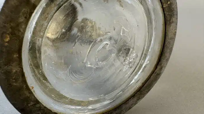Switbert Lobisser - Aus persönlichem Besitz - Walzenkrug, J-K  Anf. 19. Jh., 1808 - farbloses Glas, Boden mit Abriss, Vergoldung, Zinndeckel, H 22 cm – Bild 10