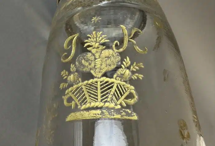 Switbert Lobisser - Aus persönlichem Besitz - Walzenkrug, J-K  Anf. 19. Jh., 1808 - farbloses Glas, Boden mit Abriss, Vergoldung, Zinndeckel, H 22 cm – Bild 11
