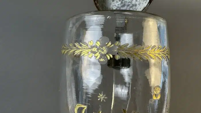 Switbert Lobisser - Aus persönlichem Besitz - Walzenkrug, J-K  Anf. 19. Jh., 1808 - farbloses Glas, Boden mit Abriss, Vergoldung, Zinndeckel, H 22 cm – Bild 13